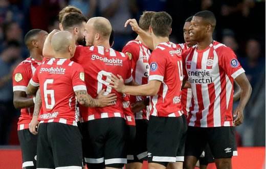 与中场球员 与中场球员